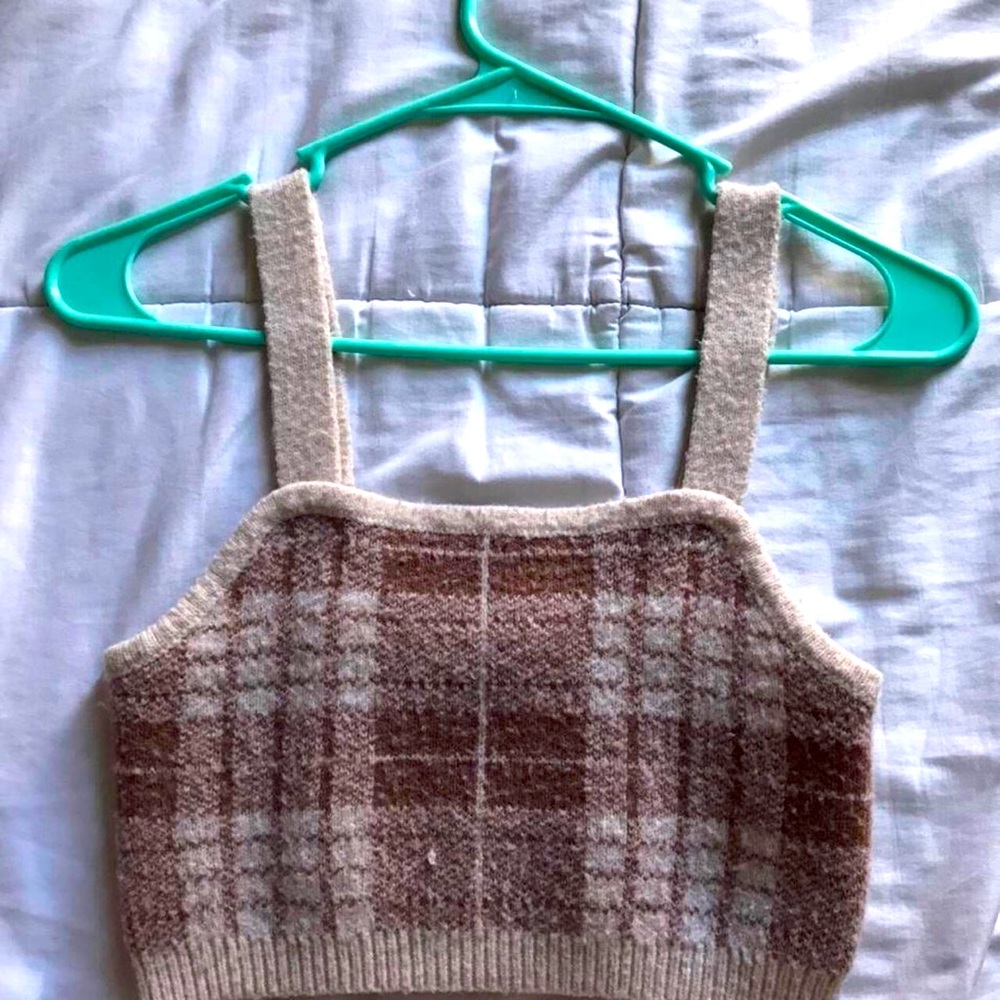 Tillys cute knit crop top